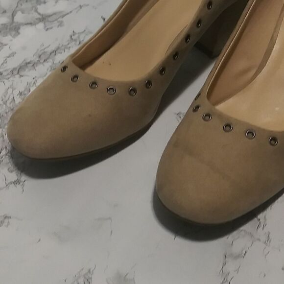 Simply styled nude faux  suede block heels - Picture 2 of 9